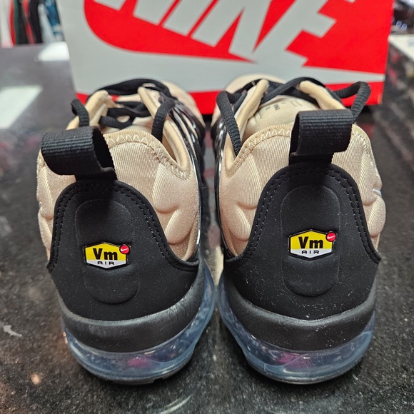 Sz Various  NIKE AIR VAPORMAX PLUS RUNNING SHOES - Picture 6 of 13